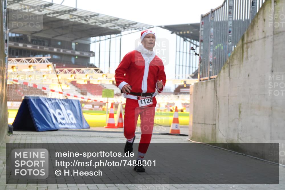 08.12.2024 - St. Pauli X-Mass-Run No. 14 H.Heesch http://msf.ph/oto/7488301 08.12.2024 09:53:11 Ziel 1120, 1120 meine-sportfotos.de
