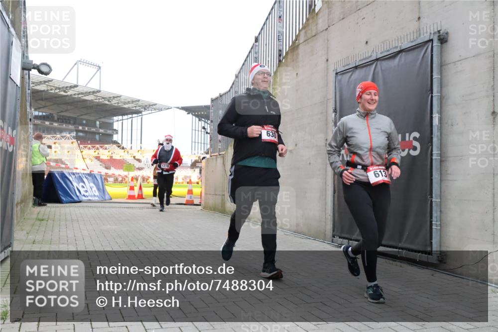 08.12.2024 - St. Pauli X-Mass-Run No. 14 H.Heesch http://msf.ph/oto/7488304 08.12.2024 10:03:18 Ziel 345, 349, 613, 630, 1018, 2426, 3104, 3105, 613, 630, 1219, 1958, 2213, 2265, 3039 meine-sportfotos.de