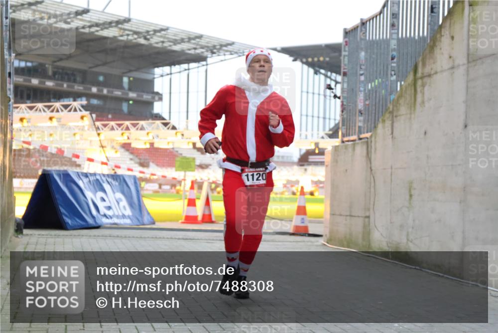 08.12.2024 - St. Pauli X-Mass-Run No. 14 H.Heesch http://msf.ph/oto/7488308 08.12.2024 09:53:11 Ziel 1120, 1120 meine-sportfotos.de