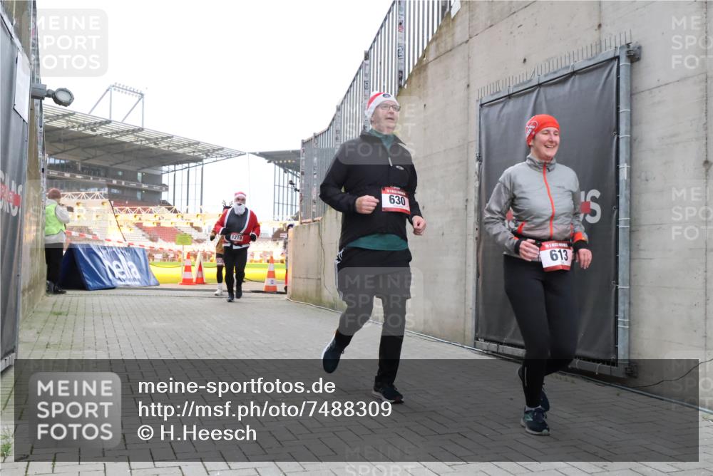 08.12.2024 - St. Pauli X-Mass-Run No. 14 H.Heesch http://msf.ph/oto/7488309 08.12.2024 10:03:18 Ziel 345, 349, 613, 630, 1018, 2426, 3104, 3105, 613, 630, 1219, 1958, 2213, 2265, 3039 meine-sportfotos.de