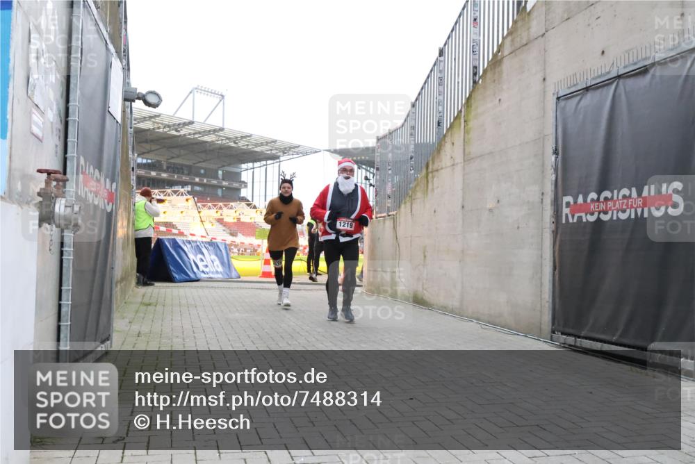 08.12.2024 - St. Pauli X-Mass-Run No. 14 H.Heesch http://msf.ph/oto/7488314 08.12.2024 10:03:19 Ziel 345, 349, 613, 630, 1018, 2426, 613, 630, 1219, 1958, 2213, 2265, 3039 meine-sportfotos.de