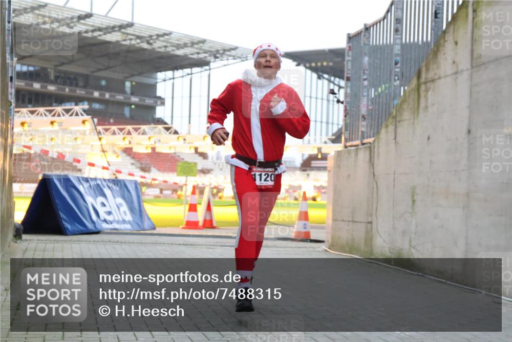 08.12.2024 - St. Pauli X-Mass-Run No. 14 H.Heesch http://msf.ph/oto/7488315 08.12.2024 09:53:11 Ziel 1120, 1120 meine-sportfotos.de