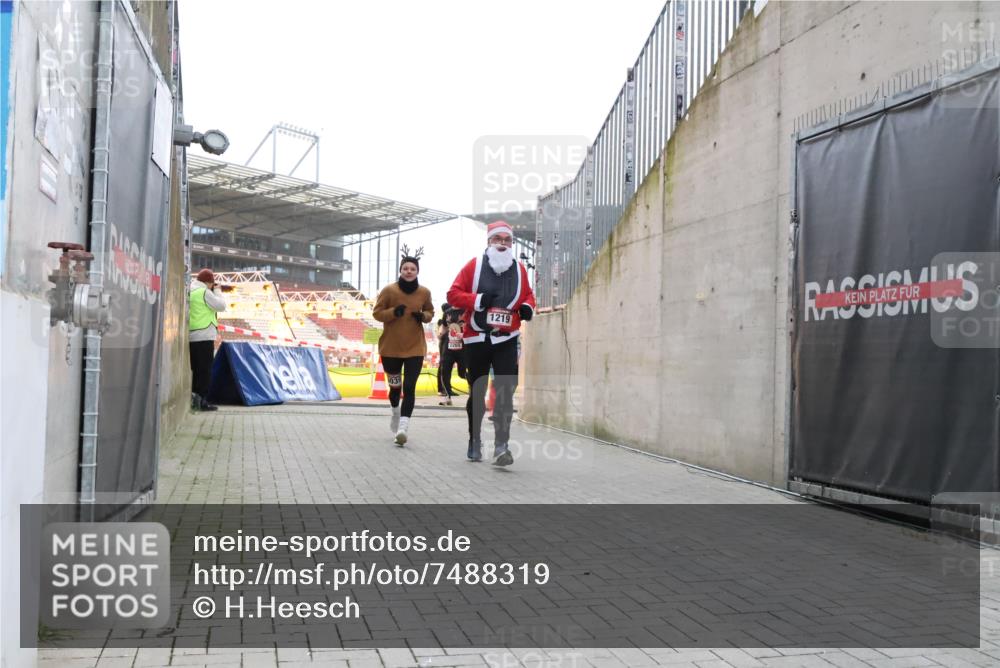 08.12.2024 - St. Pauli X-Mass-Run No. 14 H.Heesch http://msf.ph/oto/7488319 08.12.2024 10:03:19 Ziel 345, 349, 613, 630, 1018, 2426, 613, 630, 1219, 1958, 2213, 2265, 3039 meine-sportfotos.de