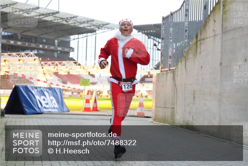 08.12.2024 - St. Pauli X-Mass-Run No. 14 H.Heesch http://msf.ph/oto/7488322 08.12.2024 09:53:11 Ziel 1120, 1120 meine-sportfotos.de