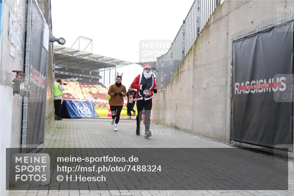 08.12.2024 - St. Pauli X-Mass-Run No. 14 H.Heesch http://msf.ph/oto/7488324 08.12.2024 10:03:20 Ziel 345, 349, 613, 630, 630, 1219, 1958, 2213, 2265, 3039 meine-sportfotos.de