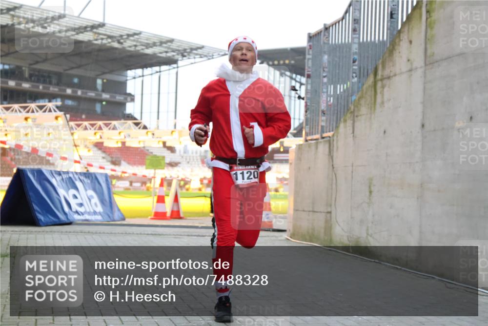 08.12.2024 - St. Pauli X-Mass-Run No. 14 H.Heesch http://msf.ph/oto/7488328 08.12.2024 09:53:11 Ziel 1120, 1120 meine-sportfotos.de