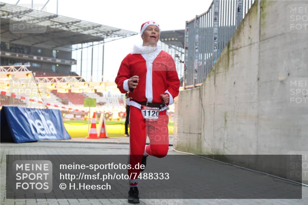 08.12.2024 - St. Pauli X-Mass-Run No. 14 H.Heesch http://msf.ph/oto/7488333 08.12.2024 09:53:11 Ziel 1120, 1120 meine-sportfotos.de