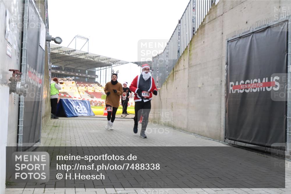 08.12.2024 - St. Pauli X-Mass-Run No. 14 H.Heesch http://msf.ph/oto/7488338 08.12.2024 10:03:20 Ziel 345, 349, 613, 630, 630, 1219, 1958, 2213, 2265, 3039 meine-sportfotos.de