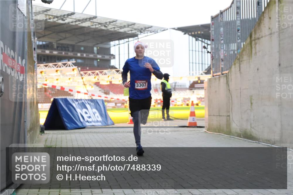 08.12.2024 - St. Pauli X-Mass-Run No. 14 H.Heesch http://msf.ph/oto/7488339 08.12.2024 09:53:32 Ziel 3307 meine-sportfotos.de