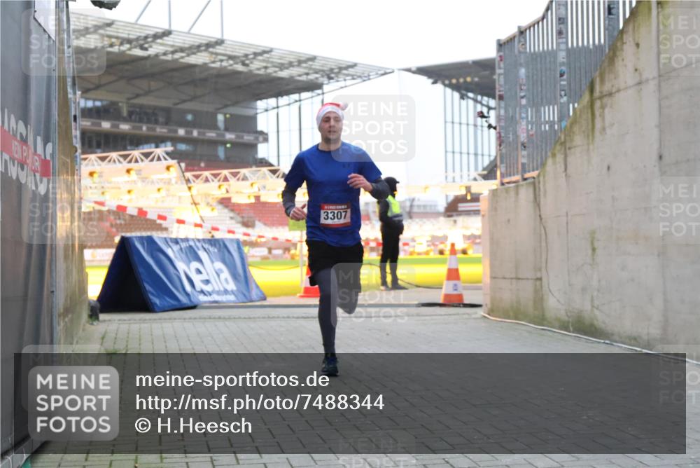 08.12.2024 - St. Pauli X-Mass-Run No. 14 H.Heesch http://msf.ph/oto/7488344 08.12.2024 09:53:32 Ziel 3307 meine-sportfotos.de