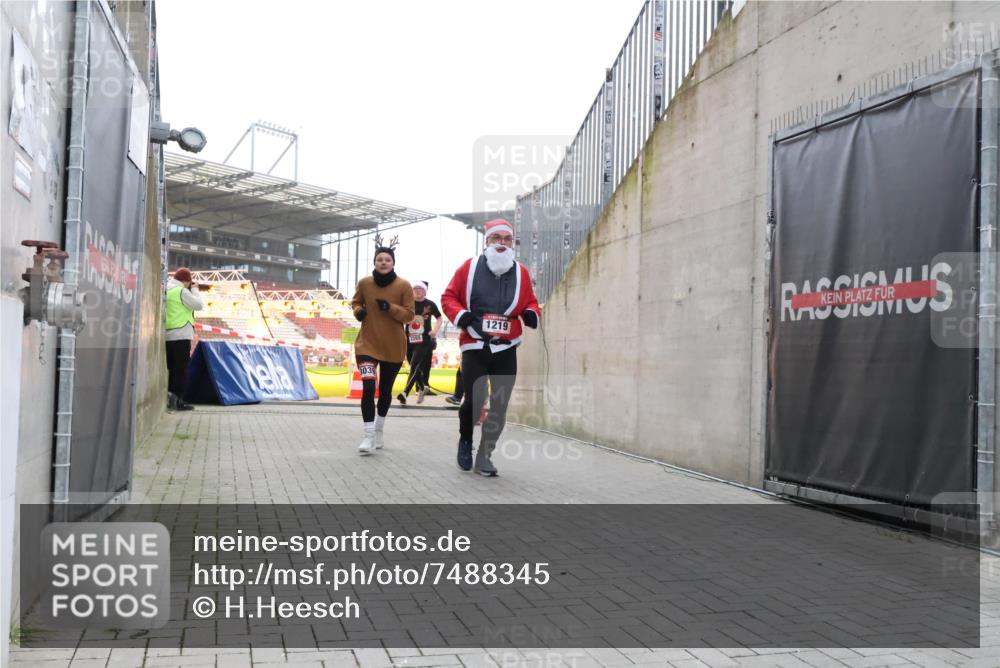 08.12.2024 - St. Pauli X-Mass-Run No. 14 H.Heesch http://msf.ph/oto/7488345 08.12.2024 10:03:20 Ziel 345, 349, 613, 630, 630, 1219, 1958, 2213, 2265, 3039 meine-sportfotos.de