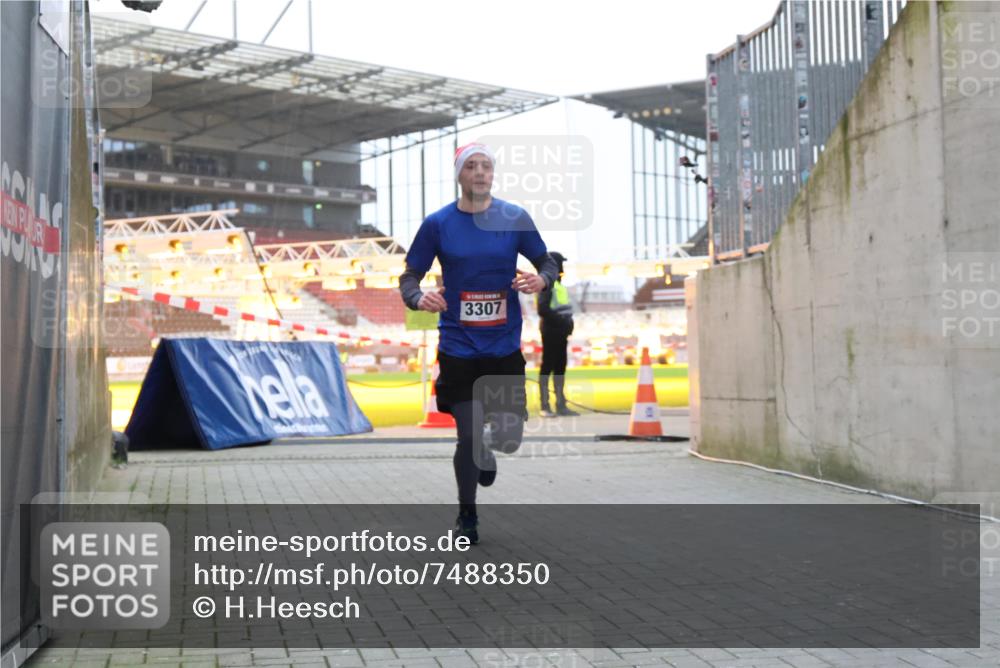 08.12.2024 - St. Pauli X-Mass-Run No. 14 H.Heesch http://msf.ph/oto/7488350 08.12.2024 09:53:32 Ziel 3307 meine-sportfotos.de