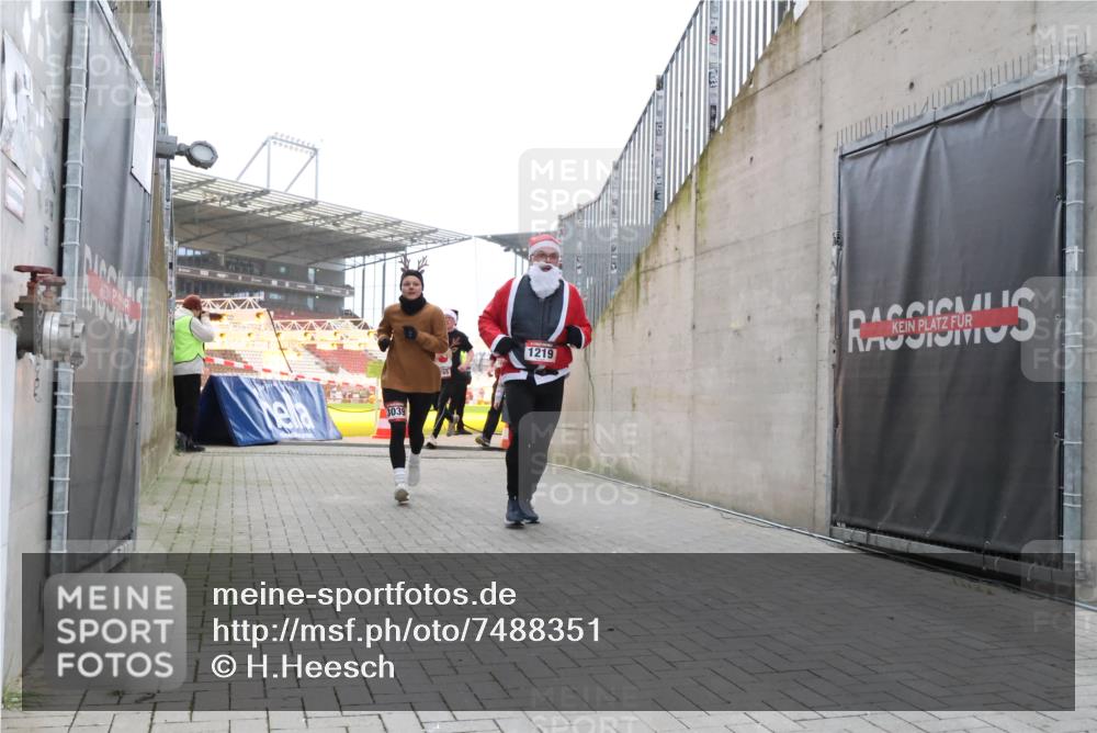 08.12.2024 - St. Pauli X-Mass-Run No. 14 H.Heesch http://msf.ph/oto/7488351 08.12.2024 10:03:20 Ziel 345, 349, 613, 630, 630, 1219, 1958, 2213, 2265, 3039 meine-sportfotos.de