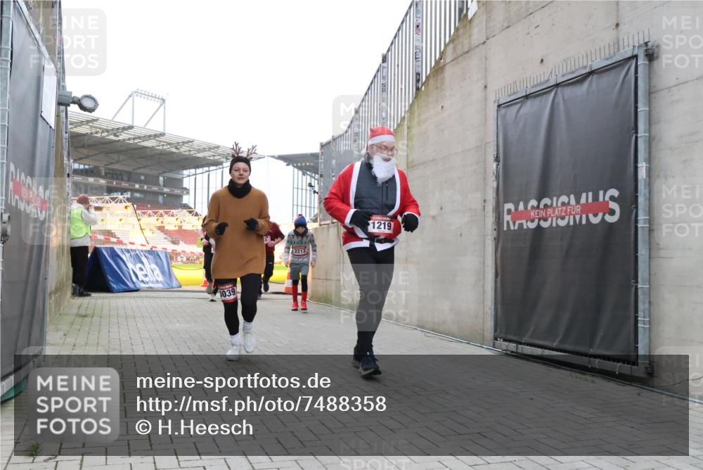 08.12.2024 - St. Pauli X-Mass-Run No. 14 H.Heesch http://msf.ph/oto/7488358 08.12.2024 10:03:21 Ziel 345, 349, 613, 630, 1219, 3039, 1219, 1958, 2213, 2265, 3039 meine-sportfotos.de