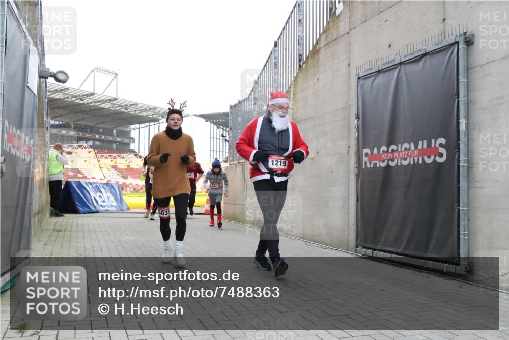 08.12.2024 - St. Pauli X-Mass-Run No. 14 H.Heesch http://msf.ph/oto/7488363 08.12.2024 10:03:21 Ziel 345, 349, 613, 630, 1219, 3039, 1219, 1958, 2213, 2265, 3039 meine-sportfotos.de