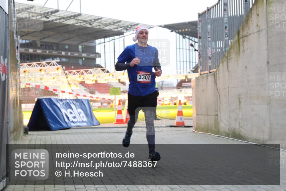 08.12.2024 - St. Pauli X-Mass-Run No. 14 H.Heesch http://msf.ph/oto/7488367 08.12.2024 09:53:33 Ziel 3307, 3307 meine-sportfotos.de