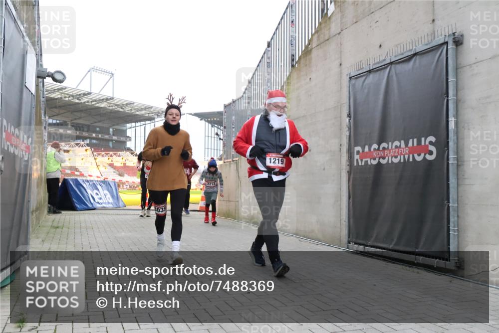 08.12.2024 - St. Pauli X-Mass-Run No. 14 H.Heesch http://msf.ph/oto/7488369 08.12.2024 10:03:21 Ziel 345, 349, 613, 630, 1219, 3039, 1219, 1958, 2213, 2265, 3039 meine-sportfotos.de
