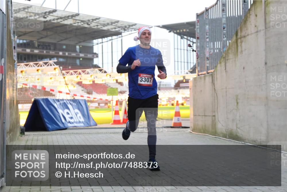 08.12.2024 - St. Pauli X-Mass-Run No. 14 H.Heesch http://msf.ph/oto/7488373 08.12.2024 09:53:33 Ziel 3307, 3307 meine-sportfotos.de