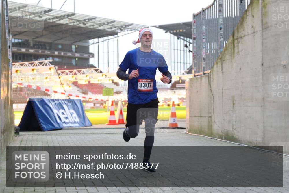 08.12.2024 - St. Pauli X-Mass-Run No. 14 H.Heesch http://msf.ph/oto/7488377 08.12.2024 09:53:33 Ziel 3307, 3307 meine-sportfotos.de