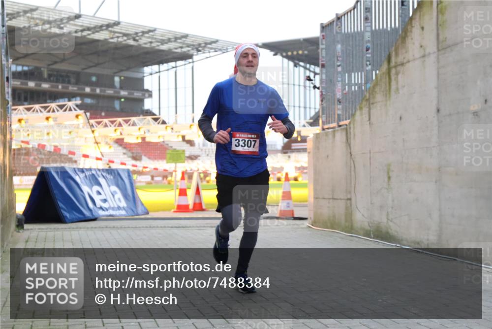 08.12.2024 - St. Pauli X-Mass-Run No. 14 H.Heesch http://msf.ph/oto/7488384 08.12.2024 09:53:33 Ziel 3307, 3307 meine-sportfotos.de