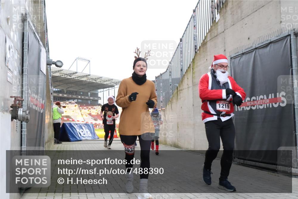 08.12.2024 - St. Pauli X-Mass-Run No. 14 H.Heesch http://msf.ph/oto/7488390 08.12.2024 10:03:21 Ziel 345, 349, 613, 630, 1219, 3039, 1219, 1958, 2213, 2265, 3039 meine-sportfotos.de