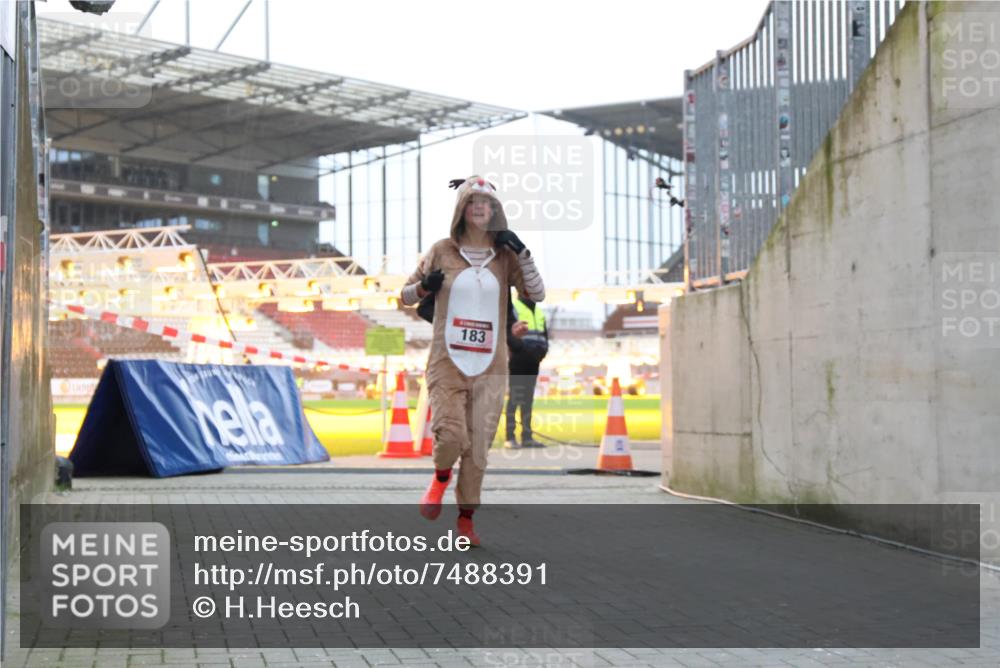 08.12.2024 - St. Pauli X-Mass-Run No. 14 H.Heesch http://msf.ph/oto/7488391 08.12.2024 09:53:41 Ziel 3307, 183, 859, 2084, 3023 meine-sportfotos.de
