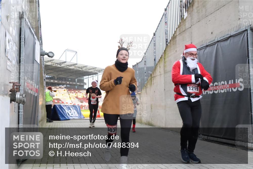08.12.2024 - St. Pauli X-Mass-Run No. 14 H.Heesch http://msf.ph/oto/7488394 08.12.2024 10:03:22 Ziel 345, 349, 613, 630, 1219, 1958, 2213, 3039, 253, 1219, 1385, 1958, 2213, 2265, 3039 meine-sportfotos.de