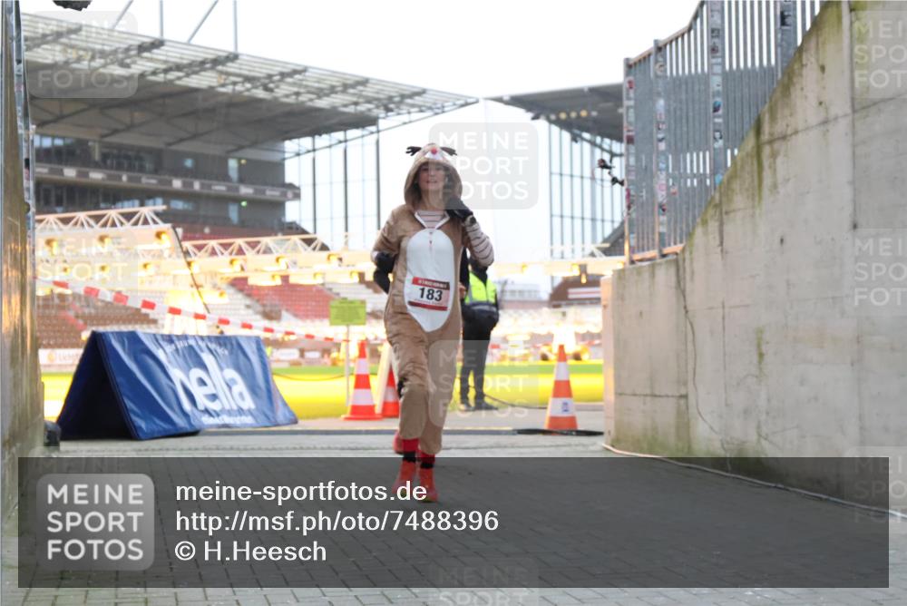 08.12.2024 - St. Pauli X-Mass-Run No. 14 H.Heesch http://msf.ph/oto/7488396 08.12.2024 09:53:41 Ziel 3307, 183, 859, 2084, 3023 meine-sportfotos.de