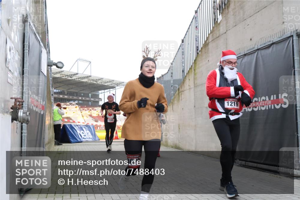 08.12.2024 - St. Pauli X-Mass-Run No. 14 H.Heesch http://msf.ph/oto/7488403 08.12.2024 10:03:22 Ziel 345, 349, 613, 630, 1219, 1958, 2213, 3039, 253, 1219, 1385, 1958, 2213, 2265, 3039 meine-sportfotos.de