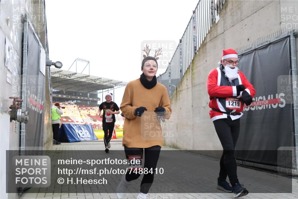 08.12.2024 - St. Pauli X-Mass-Run No. 14 H.Heesch http://msf.ph/oto/7488410 08.12.2024 10:03:22 Ziel 345, 349, 613, 630, 1219, 1958, 2213, 3039, 253, 1219, 1385, 1958, 2213, 2265, 3039 meine-sportfotos.de