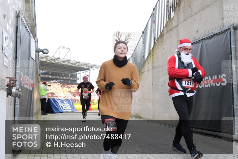08.12.2024 - St. Pauli X-Mass-Run No. 14 H.Heesch http://msf.ph/oto/7488417 08.12.2024 10:03:22 Ziel 345, 349, 613, 630, 1219, 1958, 2213, 3039, 253, 1219, 1385, 1958, 2213, 2265, 3039 meine-sportfotos.de