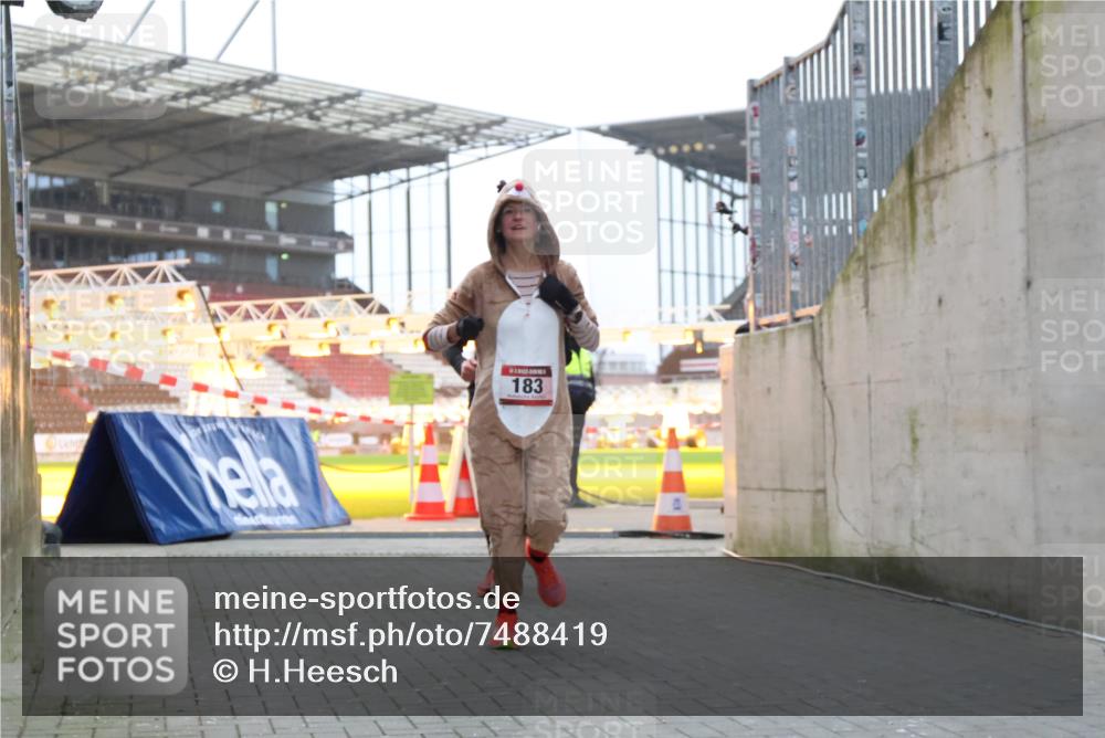 08.12.2024 - St. Pauli X-Mass-Run No. 14 H.Heesch http://msf.ph/oto/7488419 08.12.2024 09:53:41 Ziel 3307, 183, 859, 2084, 3023 meine-sportfotos.de