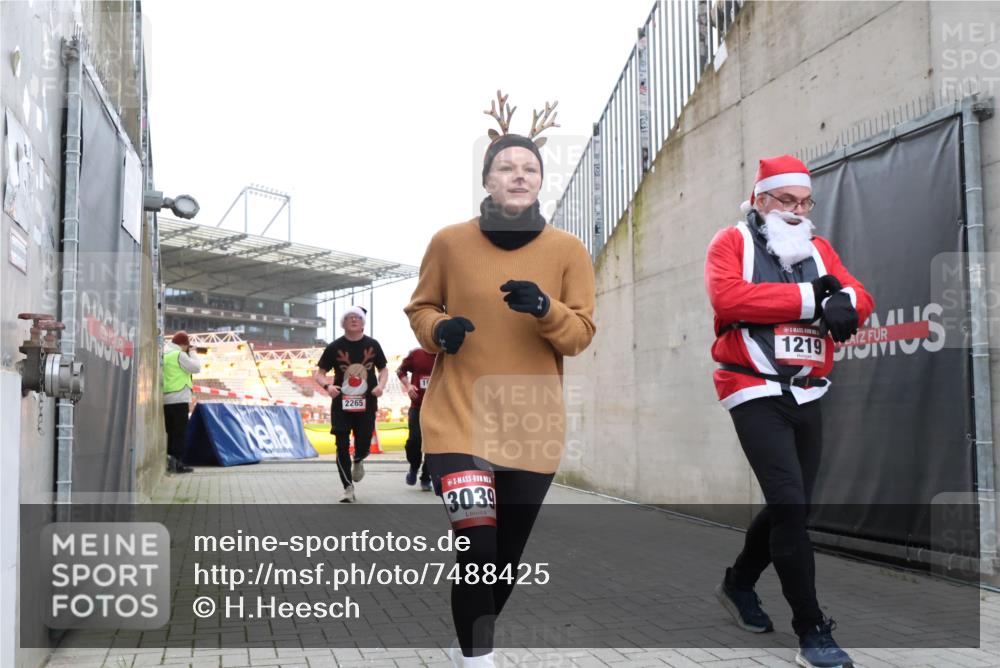 08.12.2024 - St. Pauli X-Mass-Run No. 14 H.Heesch http://msf.ph/oto/7488425 08.12.2024 10:03:22 Ziel 345, 349, 613, 630, 1219, 1958, 2213, 3039, 253, 1219, 1385, 1958, 2213, 2265, 3039 meine-sportfotos.de