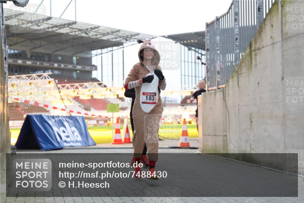 08.12.2024 - St. Pauli X-Mass-Run No. 14 H.Heesch http://msf.ph/oto/7488430 08.12.2024 09:53:41 Ziel 3307, 183, 859, 2084, 3023 meine-sportfotos.de