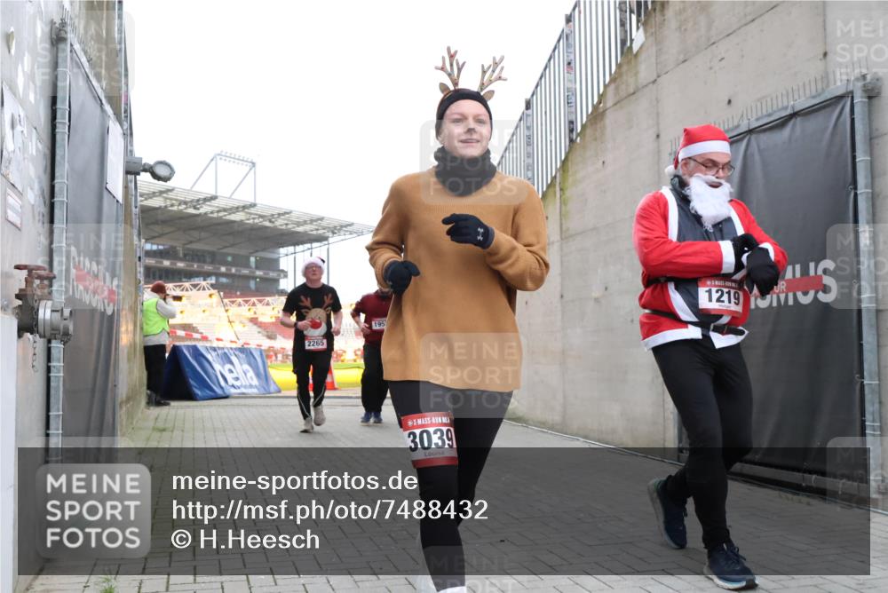 08.12.2024 - St. Pauli X-Mass-Run No. 14 H.Heesch http://msf.ph/oto/7488432 08.12.2024 10:03:22 Ziel 345, 349, 613, 630, 1219, 1958, 2213, 3039, 253, 1219, 1385, 1958, 2213, 2265, 3039 meine-sportfotos.de