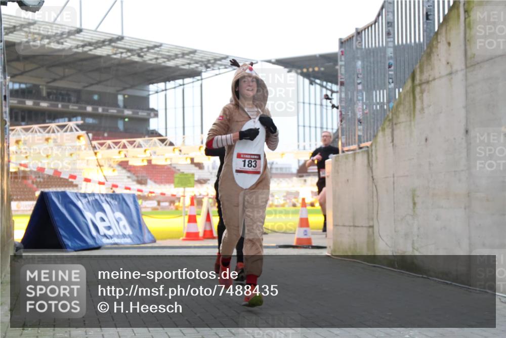 08.12.2024 - St. Pauli X-Mass-Run No. 14 H.Heesch http://msf.ph/oto/7488435 08.12.2024 09:53:41 Ziel 3307, 183, 859, 2084, 3023 meine-sportfotos.de