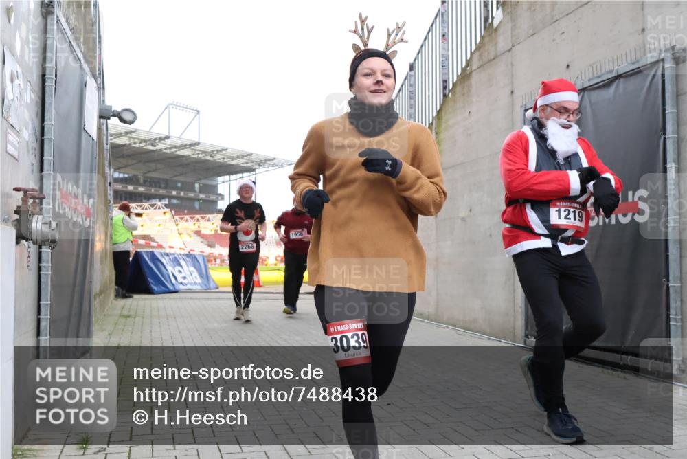 08.12.2024 - St. Pauli X-Mass-Run No. 14 H.Heesch http://msf.ph/oto/7488438 08.12.2024 10:03:22 Ziel 345, 349, 613, 630, 1219, 1958, 2213, 3039, 253, 1219, 1385, 1958, 2213, 2265, 3039 meine-sportfotos.de