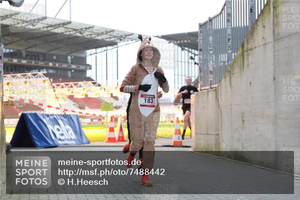 08.12.2024 - St. Pauli X-Mass-Run No. 14 H.Heesch http://msf.ph/oto/7488442 08.12.2024 09:53:42 Ziel 183, 2084, 3307, 183, 859, 2084, 3023 meine-sportfotos.de