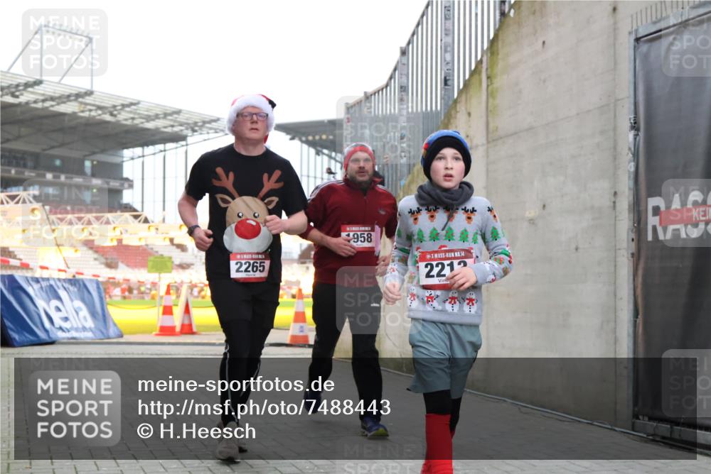 08.12.2024 - St. Pauli X-Mass-Run No. 14 H.Heesch http://msf.ph/oto/7488443 08.12.2024 10:03:23 Ziel 345, 349, 613, 630, 1219, 1958, 2213, 2265, 3039, 253, 1219, 1385, 1958, 2213, 2265, 3039 meine-sportfotos.de