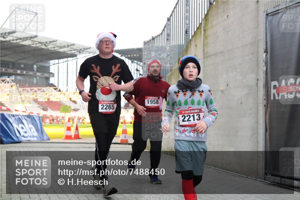 08.12.2024 - St. Pauli X-Mass-Run No. 14 H.Heesch http://msf.ph/oto/7488450 08.12.2024 10:03:23 Ziel 345, 349, 613, 630, 1219, 1958, 2213, 2265, 3039, 253, 1219, 1385, 1958, 2213, 2265, 3039 meine-sportfotos.de