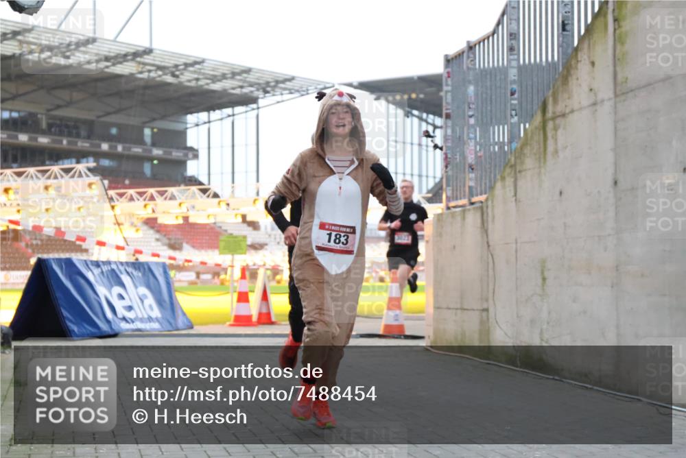 08.12.2024 - St. Pauli X-Mass-Run No. 14 H.Heesch http://msf.ph/oto/7488454 08.12.2024 09:53:42 Ziel 183, 2084, 3307, 183, 859, 2084, 3023 meine-sportfotos.de