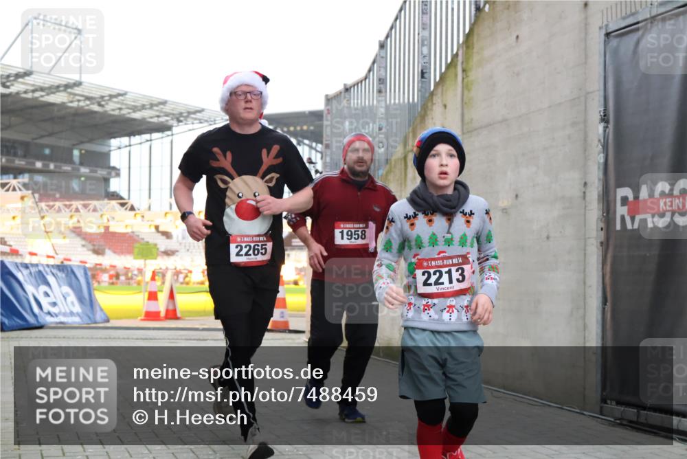 08.12.2024 - St. Pauli X-Mass-Run No. 14 H.Heesch http://msf.ph/oto/7488459 08.12.2024 10:03:23 Ziel 345, 349, 613, 630, 1219, 1958, 2213, 2265, 3039, 253, 1219, 1385, 1958, 2213, 2265, 3039 meine-sportfotos.de