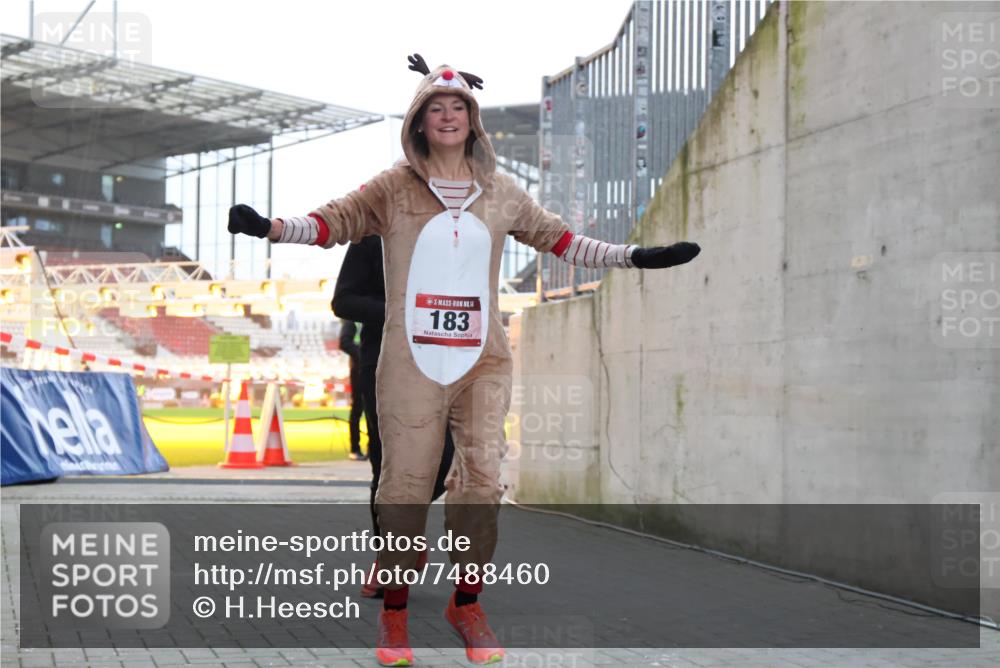 08.12.2024 - St. Pauli X-Mass-Run No. 14 H.Heesch http://msf.ph/oto/7488460 08.12.2024 09:53:42 Ziel 183, 2084, 3307, 183, 859, 2084, 3023 meine-sportfotos.de