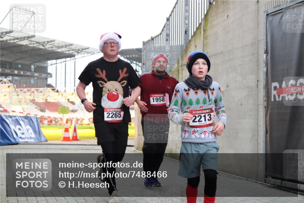 08.12.2024 - St. Pauli X-Mass-Run No. 14 H.Heesch http://msf.ph/oto/7488466 08.12.2024 10:03:23 Ziel 345, 349, 613, 630, 1219, 1958, 2213, 2265, 3039, 253, 1219, 1385, 1958, 2213, 2265, 3039 meine-sportfotos.de