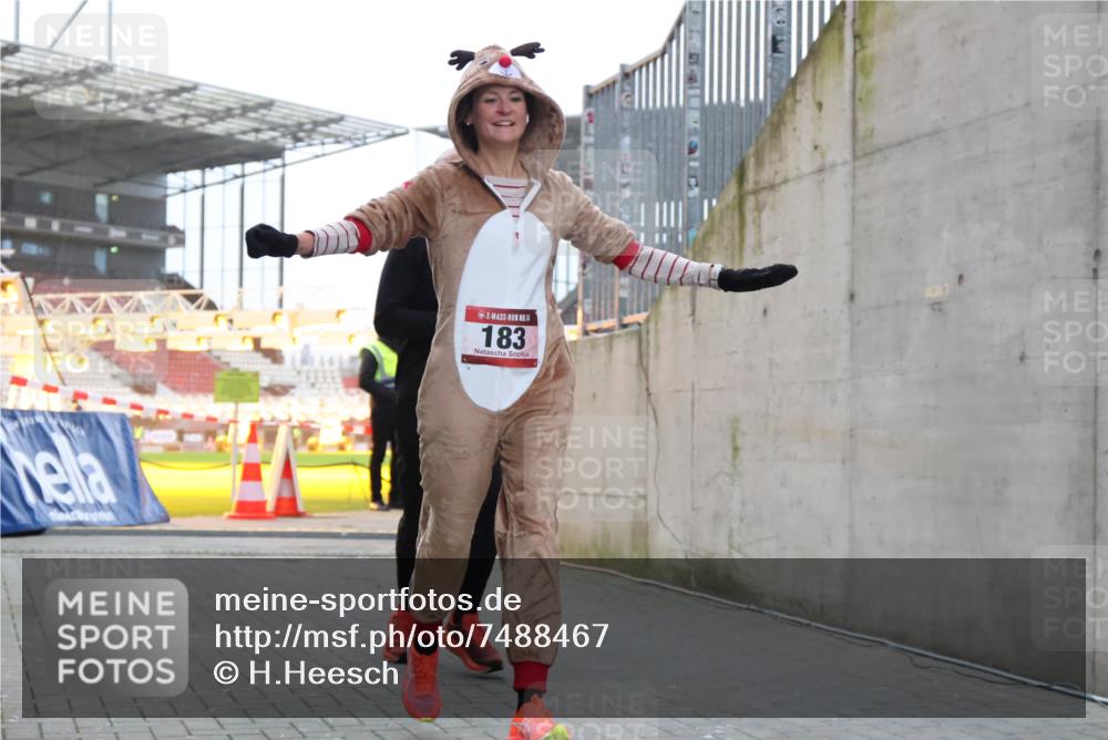 08.12.2024 - St. Pauli X-Mass-Run No. 14 H.Heesch http://msf.ph/oto/7488467 08.12.2024 09:53:42 Ziel 183, 2084, 3307, 183, 859, 2084, 3023 meine-sportfotos.de