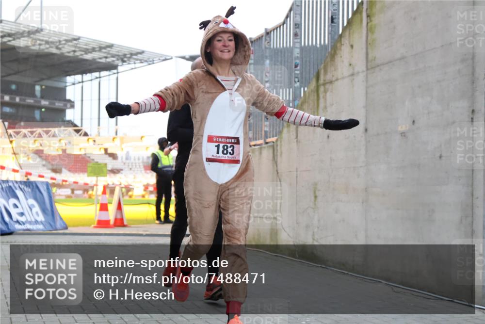 08.12.2024 - St. Pauli X-Mass-Run No. 14 H.Heesch http://msf.ph/oto/7488471 08.12.2024 09:53:42 Ziel 183, 2084, 3307, 183, 859, 2084, 3023 meine-sportfotos.de