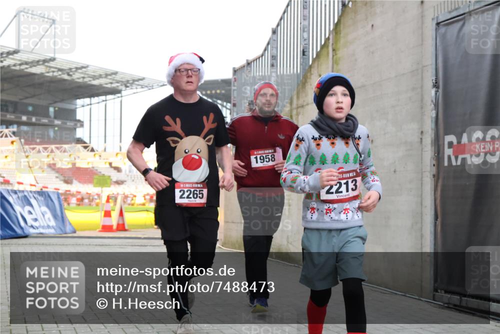 08.12.2024 - St. Pauli X-Mass-Run No. 14 H.Heesch http://msf.ph/oto/7488473 08.12.2024 10:03:23 Ziel 345, 349, 613, 630, 1219, 1958, 2213, 2265, 3039, 253, 1219, 1385, 1958, 2213, 2265, 3039 meine-sportfotos.de