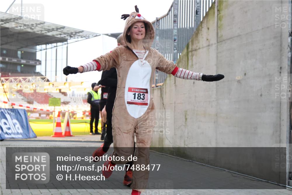 08.12.2024 - St. Pauli X-Mass-Run No. 14 H.Heesch http://msf.ph/oto/7488477 08.12.2024 09:53:42 Ziel 183, 2084, 3307, 183, 859, 2084, 3023 meine-sportfotos.de