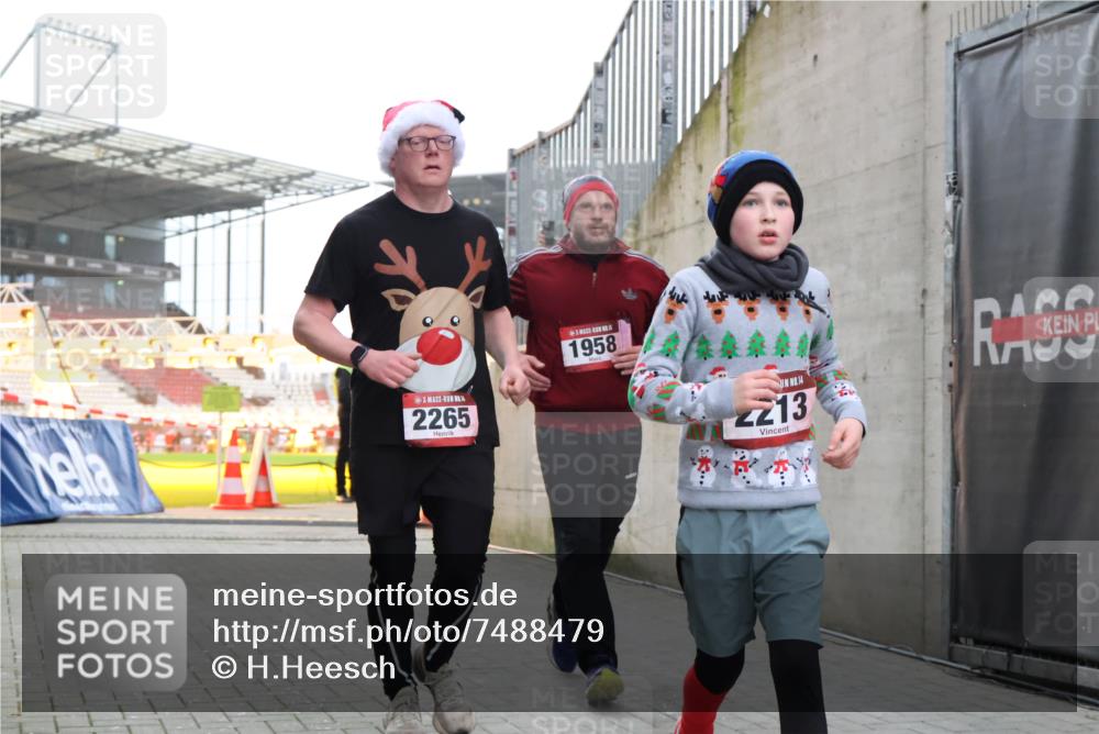 08.12.2024 - St. Pauli X-Mass-Run No. 14 H.Heesch http://msf.ph/oto/7488479 08.12.2024 10:03:23 Ziel 345, 349, 613, 630, 1219, 1958, 2213, 2265, 3039, 253, 1219, 1385, 1958, 2213, 2265, 3039 meine-sportfotos.de