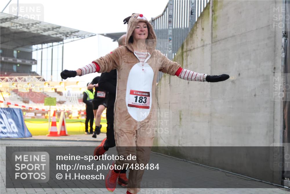 08.12.2024 - St. Pauli X-Mass-Run No. 14 H.Heesch http://msf.ph/oto/7488484 08.12.2024 09:53:42 Ziel 183, 2084, 3307, 183, 859, 2084, 3023 meine-sportfotos.de